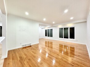 14 Harbour Heights Ln in St Catharines, ON - Building Photo - Building Photo