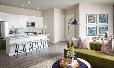 7655 Washington Ave in Houston, TX - Building Photo - Building Photo