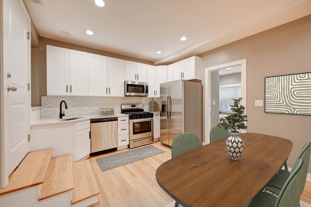 1430 N Maplewood Ave, Unit 101 in Chicago, IL - Building Photo