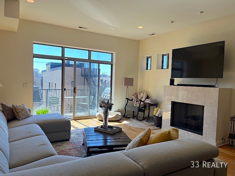 2417 W Erie St in Chicago, IL - Building Photo