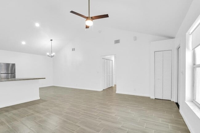 13737 Yarmouth Dr in Wellington, FL - Foto de edificio - Building Photo