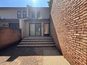 1024 Willow Grove Ct in Rochester Hills, MI - Building Photo - Building Photo