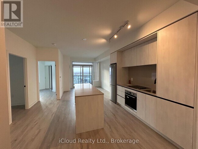 2495 Eglinton Ave W in Mississauga, ON - Building Photo - Building Photo