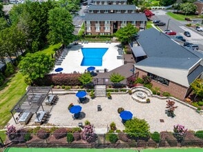 Duke Manor- Students save up to 10%! in Durham, NC - Foto de edificio - Building Photo