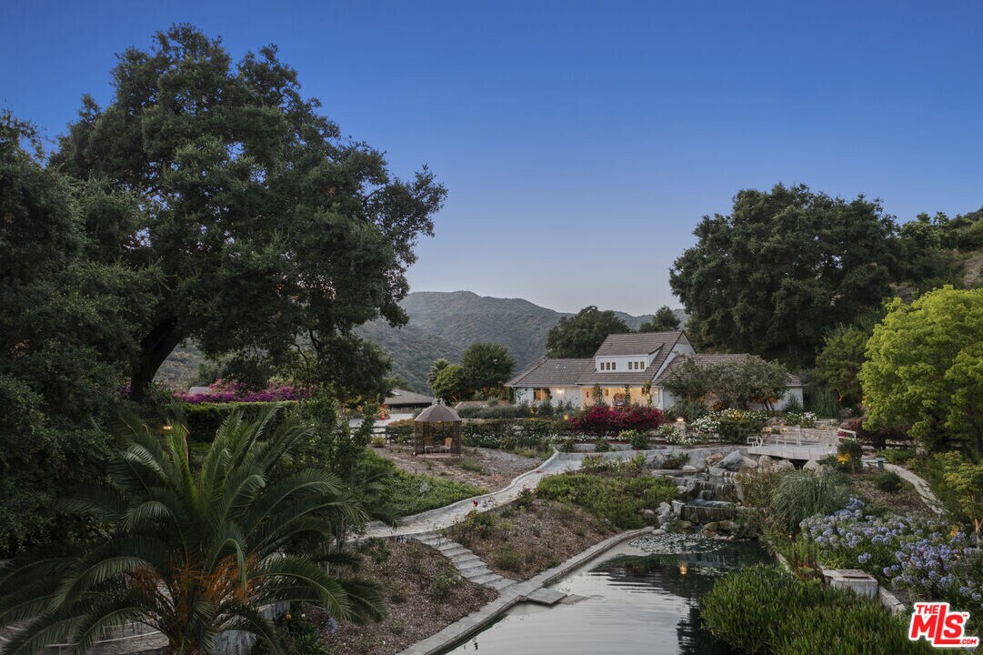 3100 Mandeville Canyon Rd in Los Angeles, CA - Building Photo