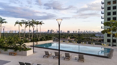 Bread Building in Hollywood, FL - Foto de edificio - Building Photo