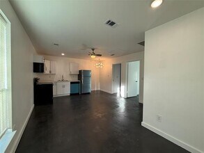 1135 Holly Glen Cir in Dallas, TX - Building Photo - Building Photo