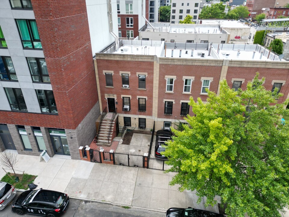 16 Bancroft Pl in Brooklyn, NY - Building Photo