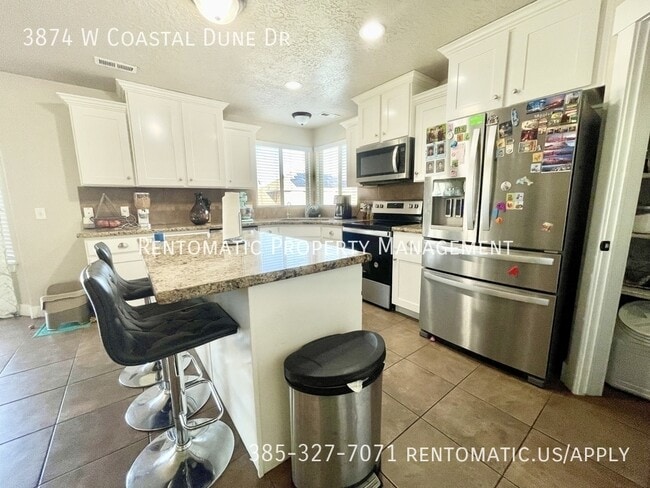 3874 Coastal Dune Dr in South Jordan, UT - Building Photo - Building Photo