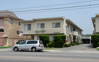 15959 Vanowen St in Van Nuys, CA - Building Photo - Building Photo