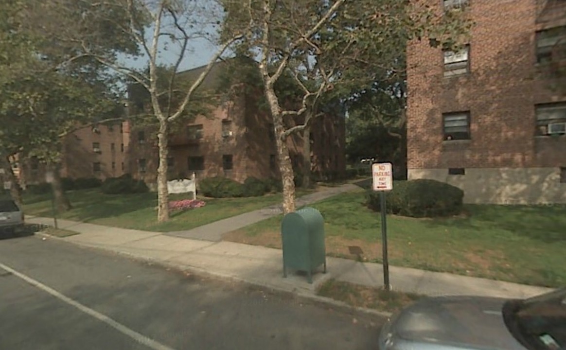 Shore Road Garden Apartments in New Rochelle, NY - Foto de edificio