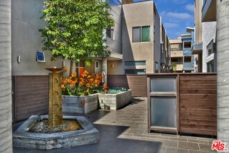 11815 Laurelwood Dr in Los Angeles, CA - Building Photo - Building Photo