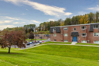 Princeton Commons in Claremont, NH - Foto de edificio - Building Photo