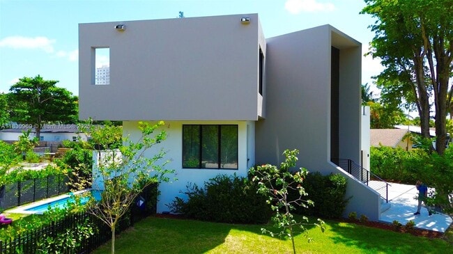 1003 NE Little River Dr in Miami, FL - Building Photo - Building Photo