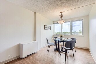 2225 Buchtel Blvd S, Unit 303 in Denver, CO - Foto de edificio - Building Photo