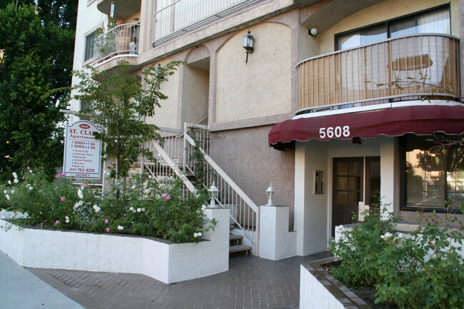 St. Clair Apartments in Valley Village, CA - Foto de edificio - Building Photo