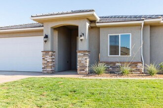 3338 E Crimson Ridge Dr in Washington, UT - Building Photo - Building Photo