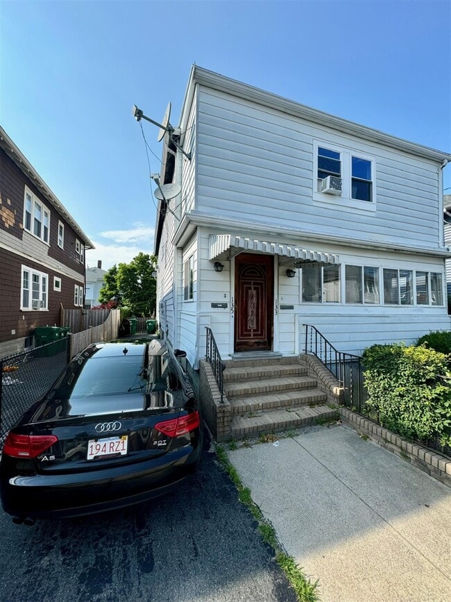 135 Princeton St, Unit 1 in Medford, MA - Foto de edificio - Building Photo