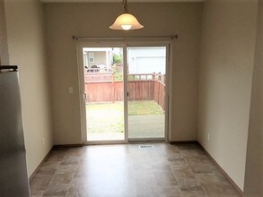 1627 182nd St E in Spanaway, WA - Foto de edificio - Building Photo