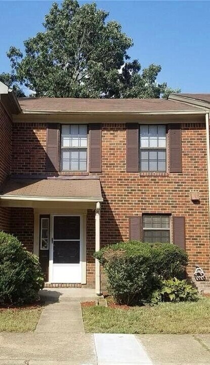 372 Circuit Ln in Newport News, VA - Building Photo