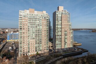 Waterfront Square in Philadelphia, PA - Foto de edificio - Building Photo