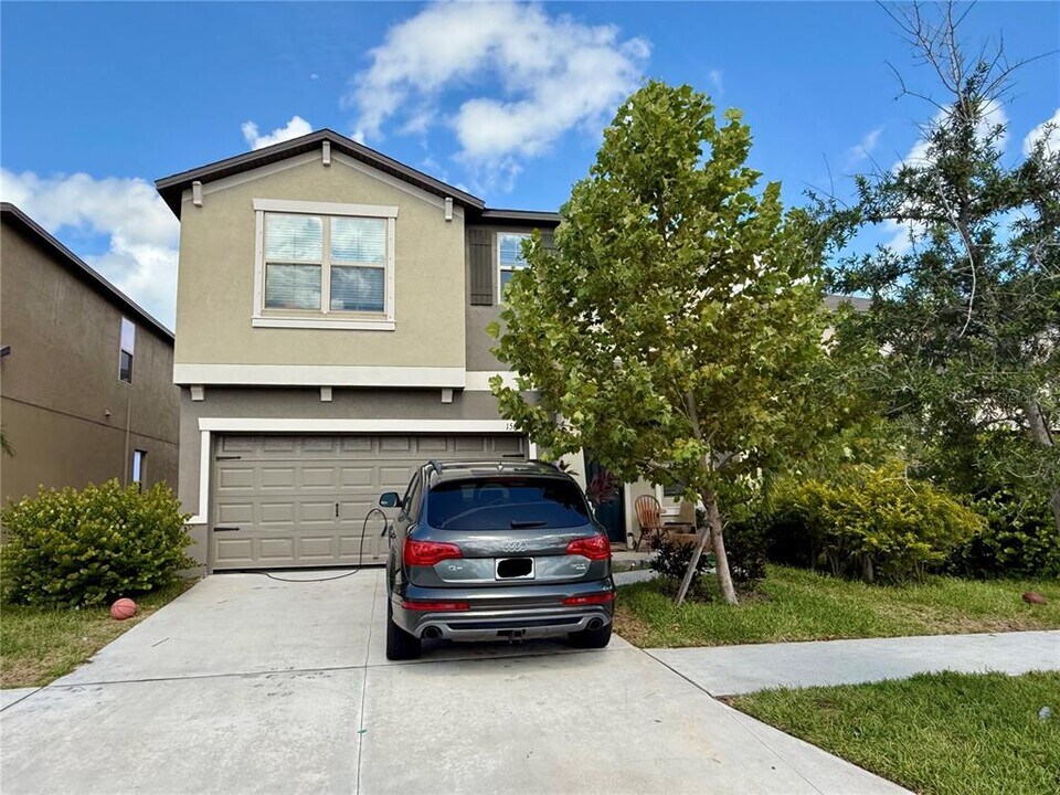 15621 Spice Key St in Sun City Center, FL - Foto de edificio