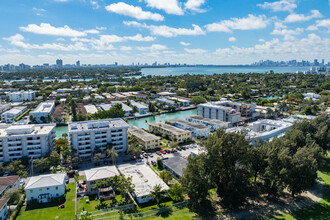 160 S Shore Dr in Miami Beach, FL - Foto de edificio - Building Photo