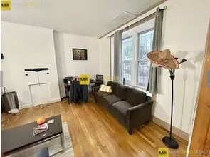 688 Parker St, Unit 2 in Boston, MA - Foto de edificio - Building Photo