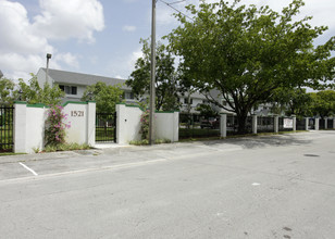 M & M Maison Townhomes in Miami, FL - Building Photo - Building Photo