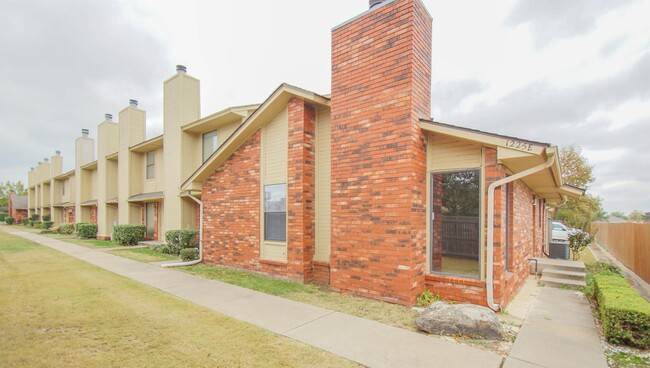 1225 Sequoyah St in Edmond, OK - Foto de edificio - Building Photo