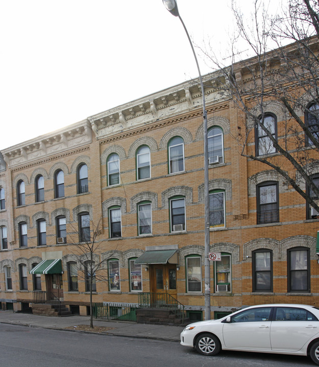 810 Seneca Ave in Ridgewood, NY - Building Photo