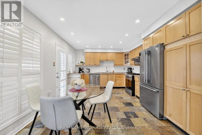 1325 Ashwood Terr in Oakville, ON - Building Photo - Building Photo