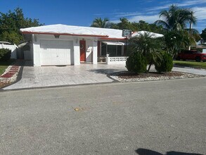 7001 NW 76th Ct in Tamarac, FL - Building Photo - Building Photo