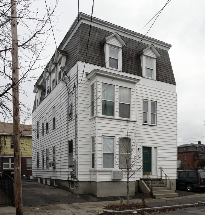 39 Brighton St in Providence, RI - Building Photo