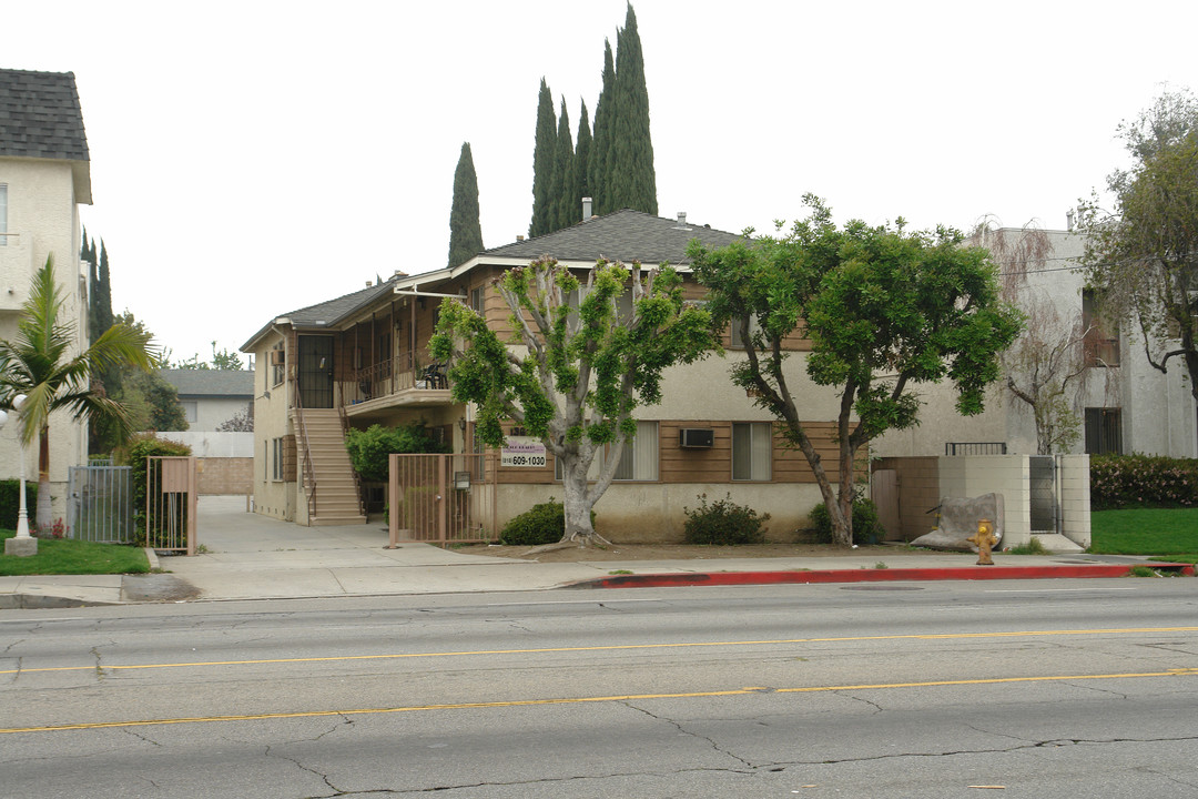 13801 Sherman Way in Van Nuys, CA - Building Photo