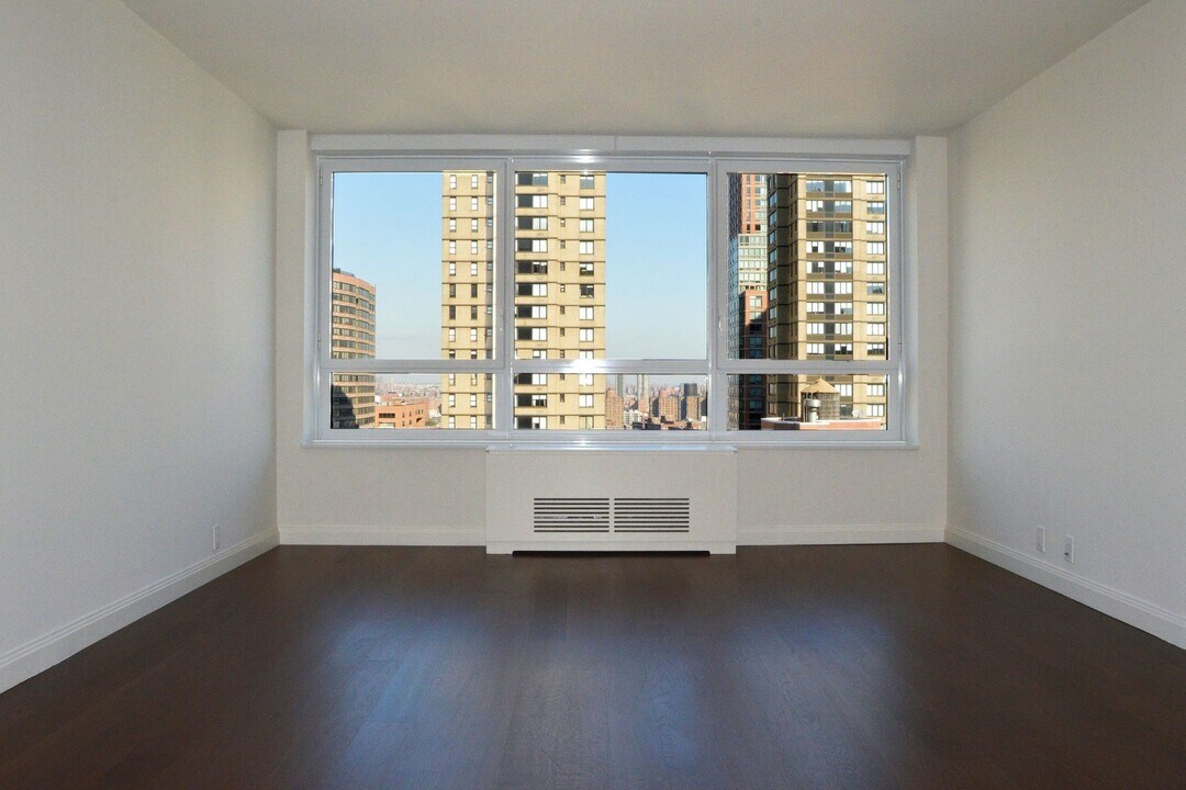 200 E 94th St in New York, NY - Building Photo