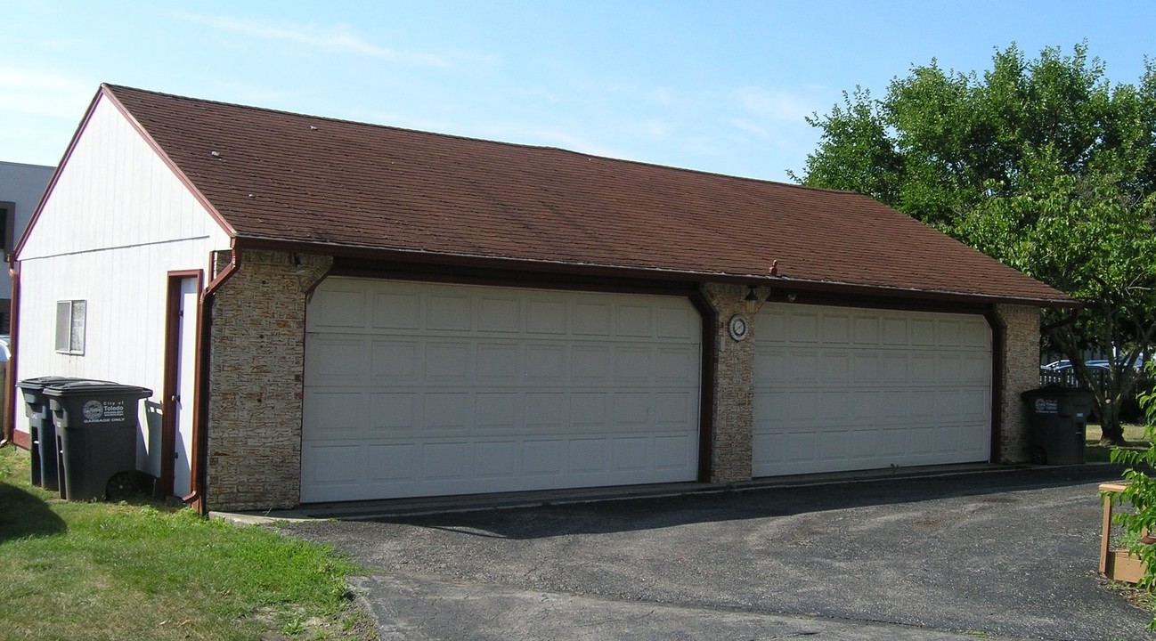 5821 Cresthaven Ln in Toledo, OH - Foto de edificio