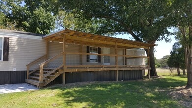 808 Martin Luther King Blvd in Willis, TX - Building Photo - Building Photo