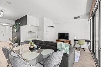 76 College St in Toronto, ON - Building Photo - Building Photo