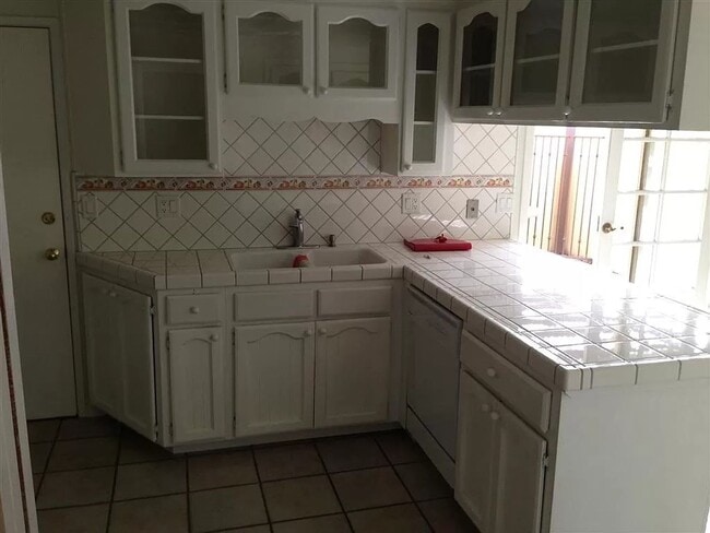 470 E Prosperity Ave in Tulare, CA - Building Photo - Building Photo