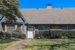 13315 Southview Ln in Dallas, TX - Building Photo