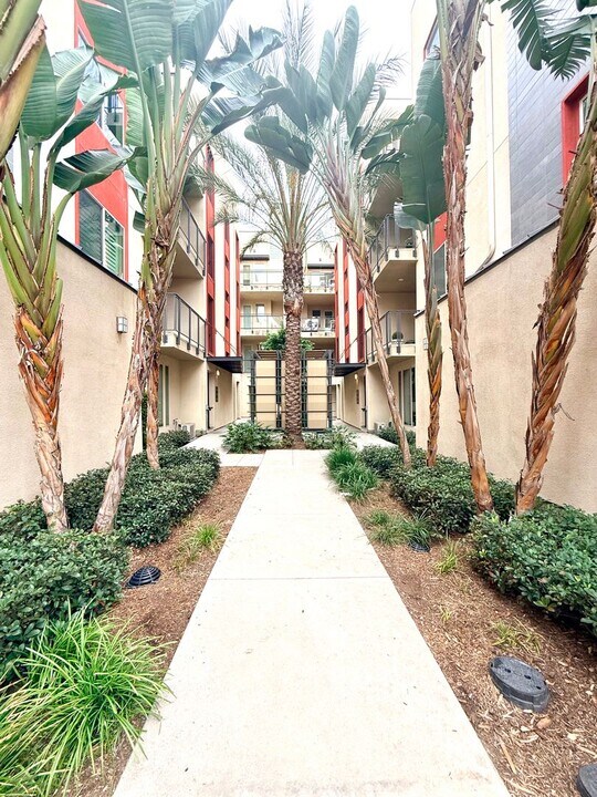 210 Tribeca in Irvine, CA - Building Photo