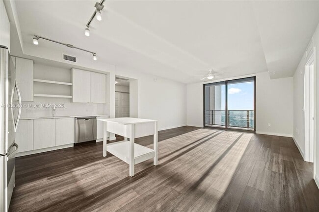 555 NE 8th St, Unit PH2303 in Fort Lauderdale, FL - Building Photo - Building Photo