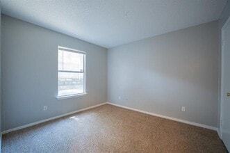 5406 Kingfisher Rd in Garland, TX - Foto de edificio - Building Photo