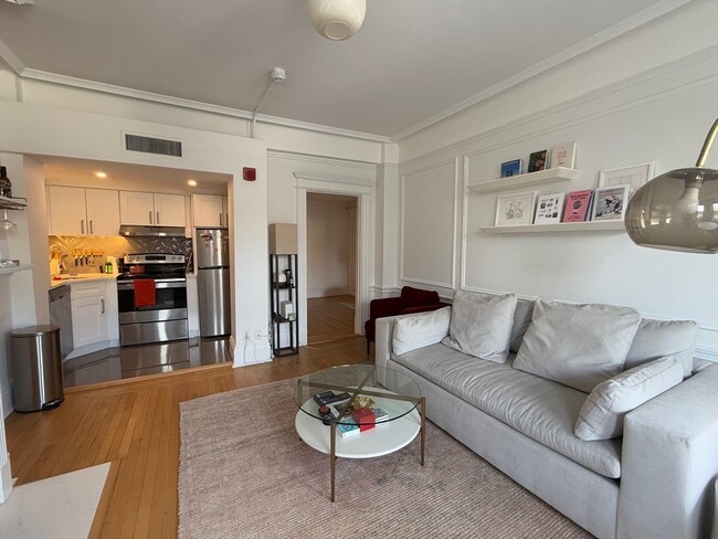 466 Commonwealth Ave, Unit 302 in Boston, MA - Building Photo - Building Photo