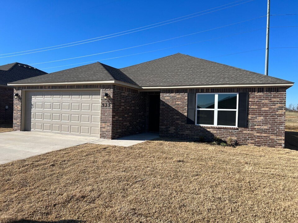 925 Aiden Dr in Siloam Springs, AR - Building Photo