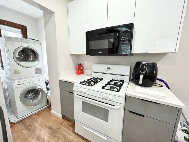 37 Sudan St, Unit 2 in Boston, MA - Foto de edificio - Building Photo