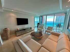 300 South Pointe Dr in Miami Beach, FL - Building Photo