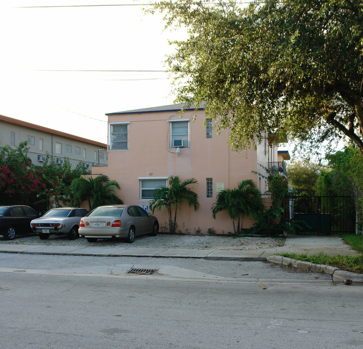 570 NE 68th St in Miami, FL - Building Photo