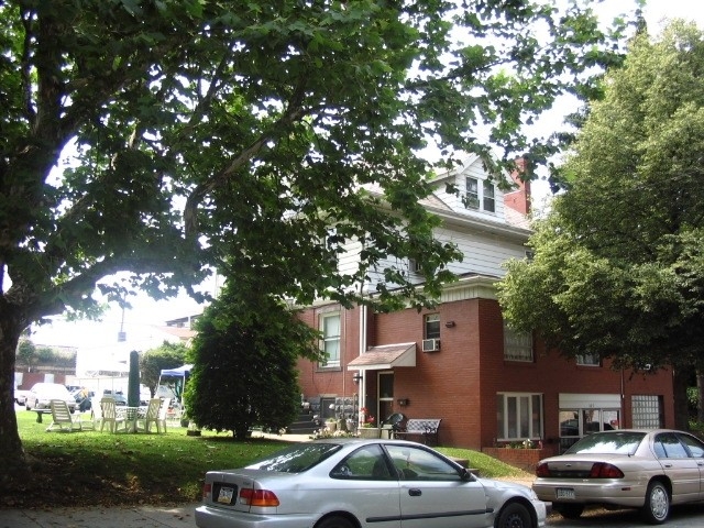 207 Thompson St in Latrobe, PA - Building Photo